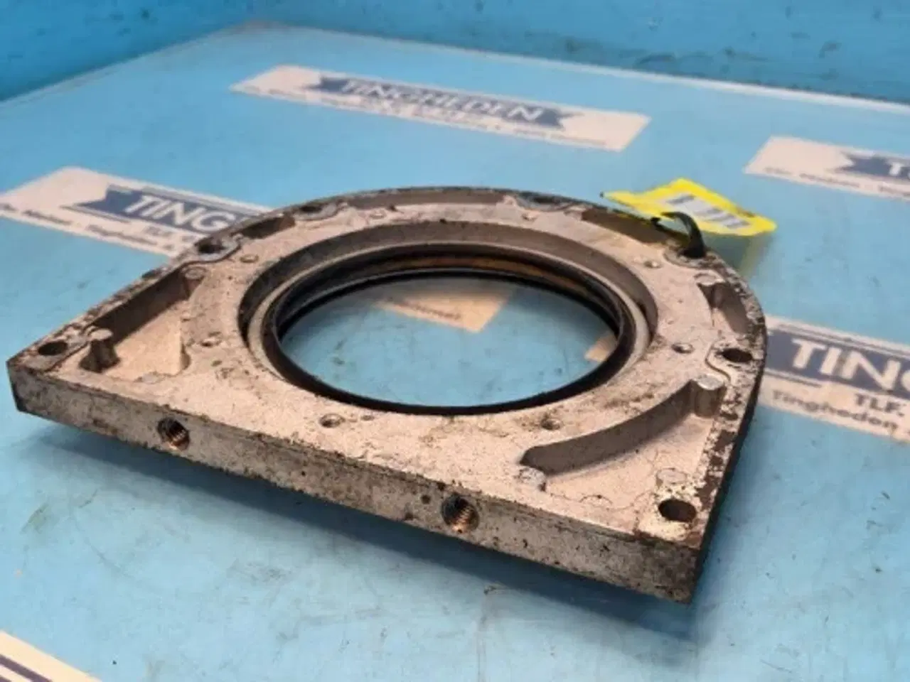Billede 4 - John Deere 6125HZ001 Olietætningshus R116338