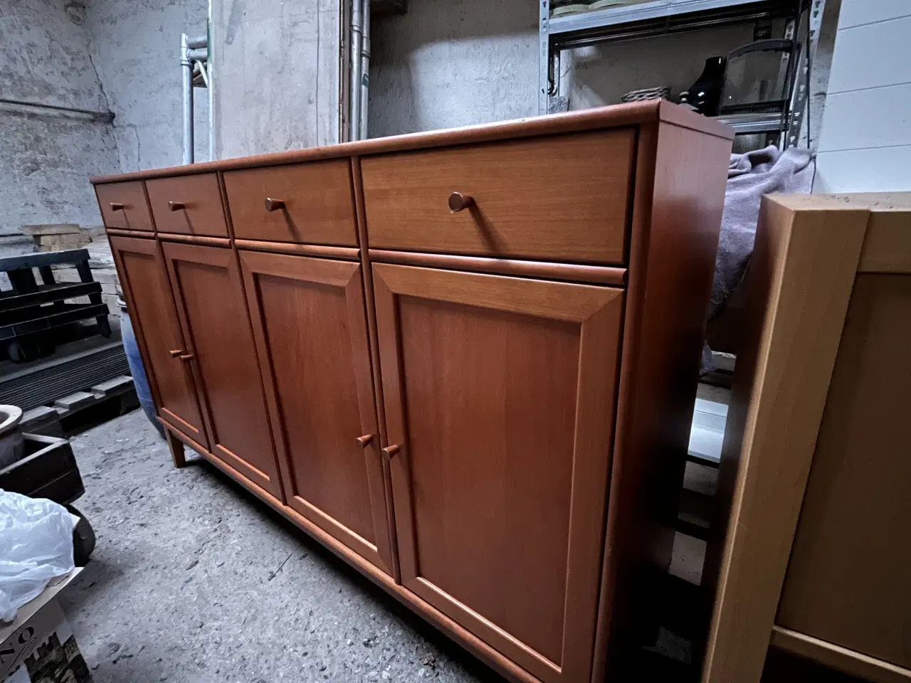 Billede 2 - Skænk med skuffer og hylder i kirsebær træ