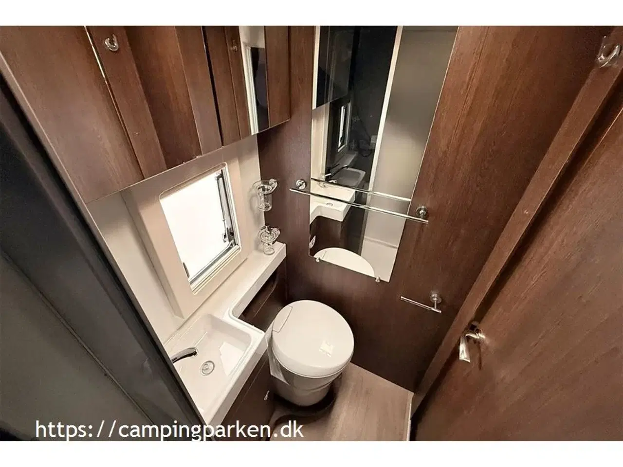 Billede 12 - 2021 - Benimar Tessoro 481   Kort autocamper med stor siddegruppe, totallængde kun 5,99 m.