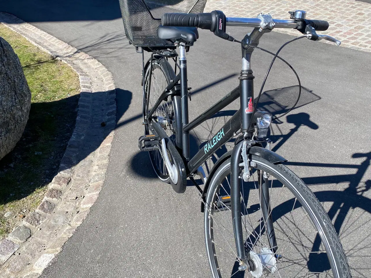 Billede 1 - Dame/pigecykel - som ny
