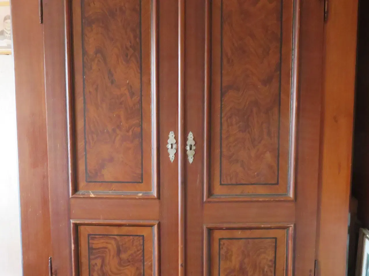 Billede 1 - Gammelt karlekammerskab