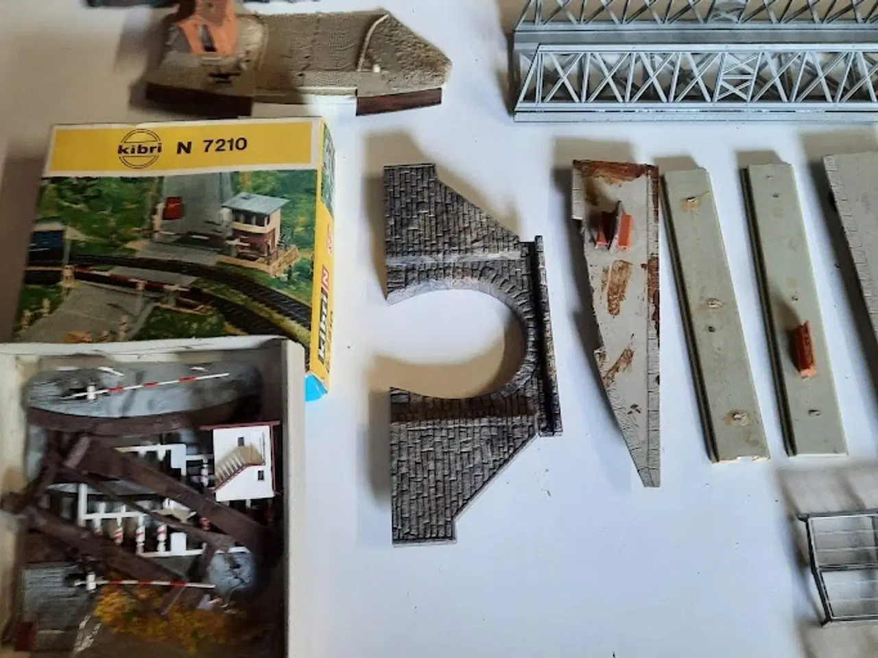 Billede 14 - Modeltog HO - lokomotiver - vogne - skinner - huse