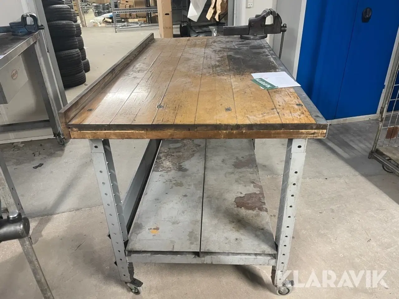 Billede 2 - Arbejdsbord på hjul med skruestik