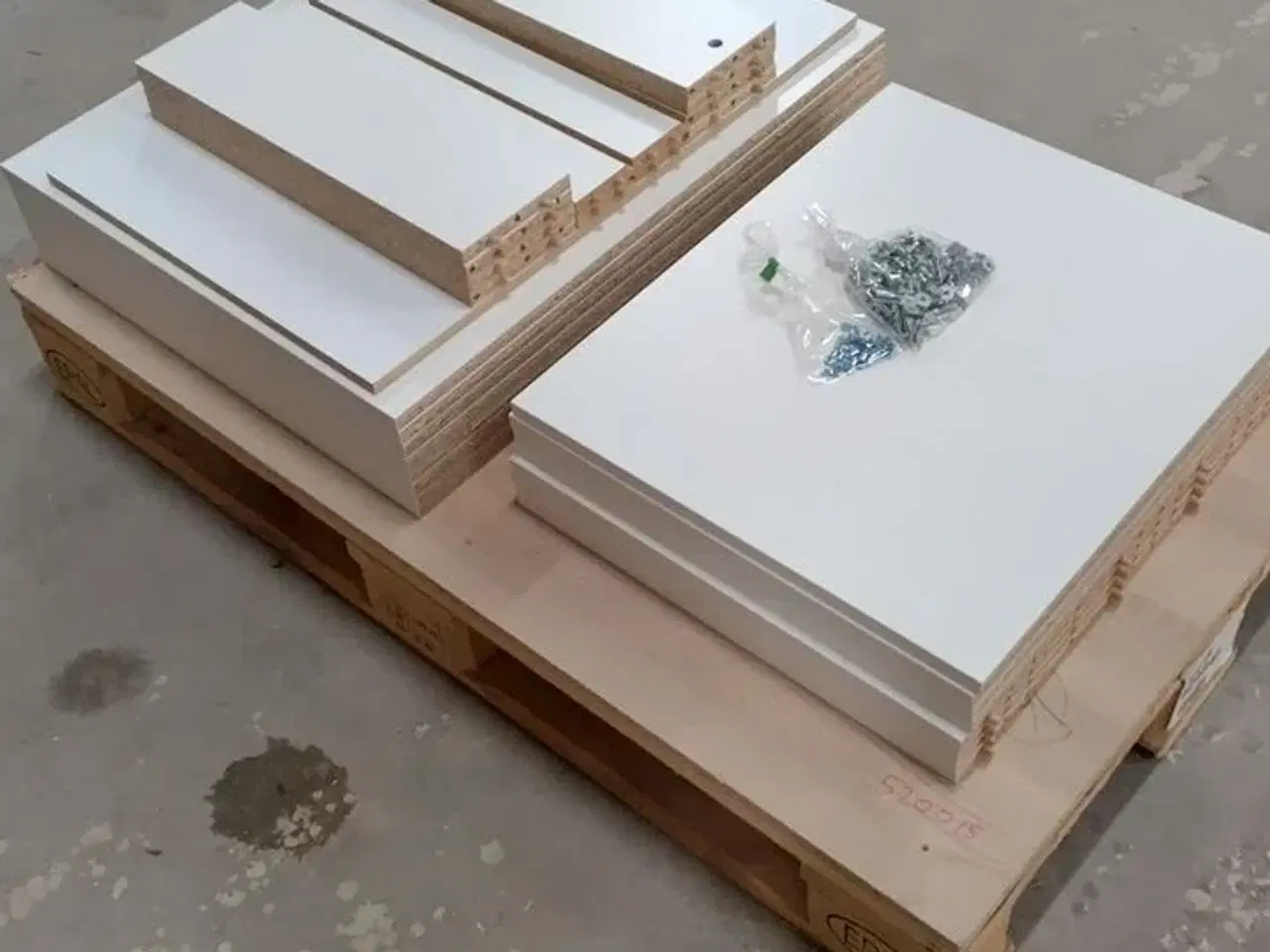 Billede 10 - 4 stk. usamlet underskabe H: 70,4 x B: 50 x D: 58,1 med 4 hylder