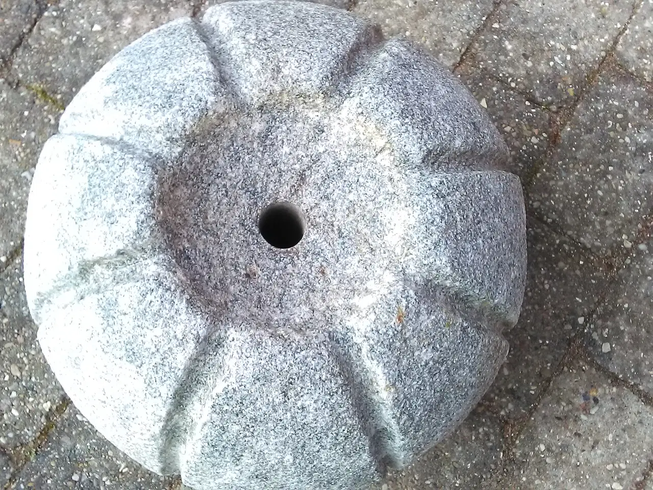Billede 2 - Vandsten med hul i midten