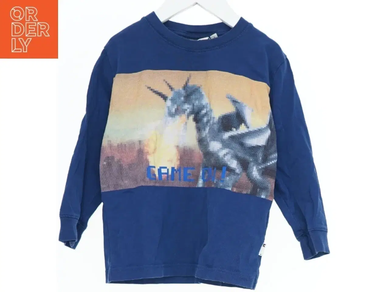 Billede 1 - Bluse med dragemotiv og 'Game On!' tekst fra Molo (str. 98)