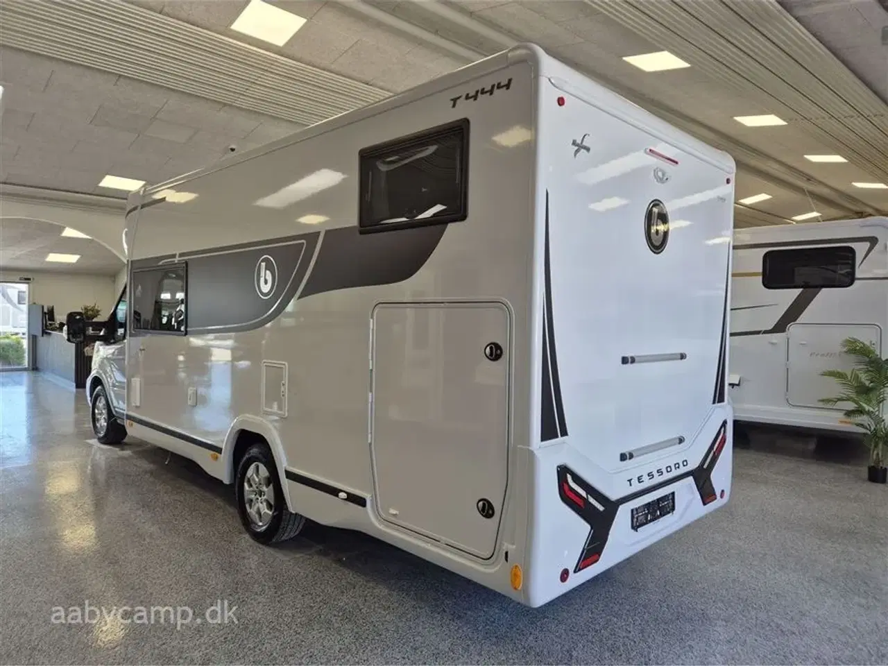 Billede 3 - 2025 - Benimar Tessoro 444 NK   Nk Pakke. Automatgear. solcelle. Markise. 300Ah Lithium. 2000w inverter. Clesana Toilet. Kun 10,000 KM !!!