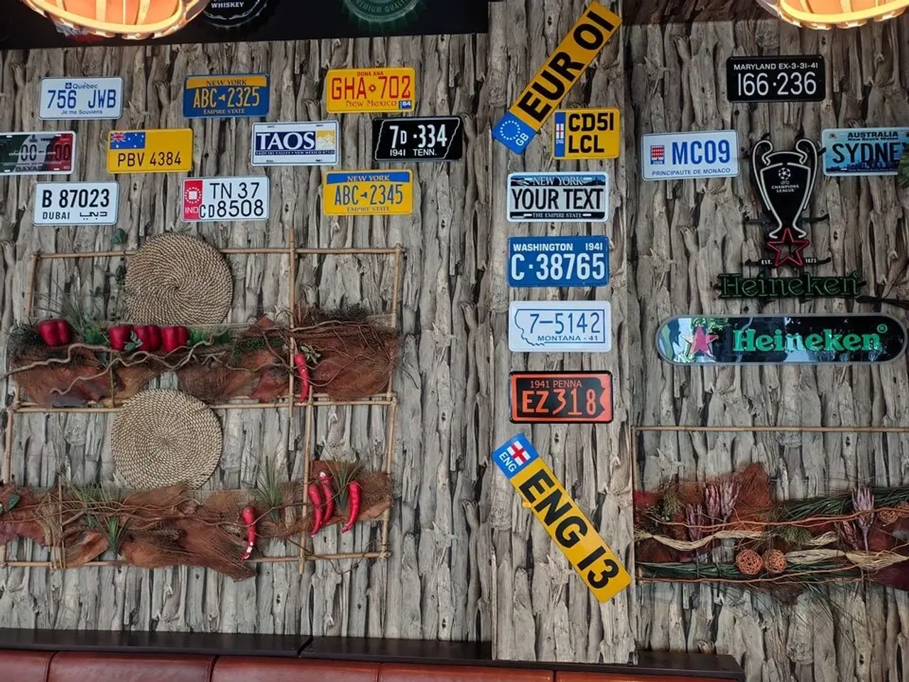 Billede 1 - Diverse deko i lokalet nærmest køkkenet.