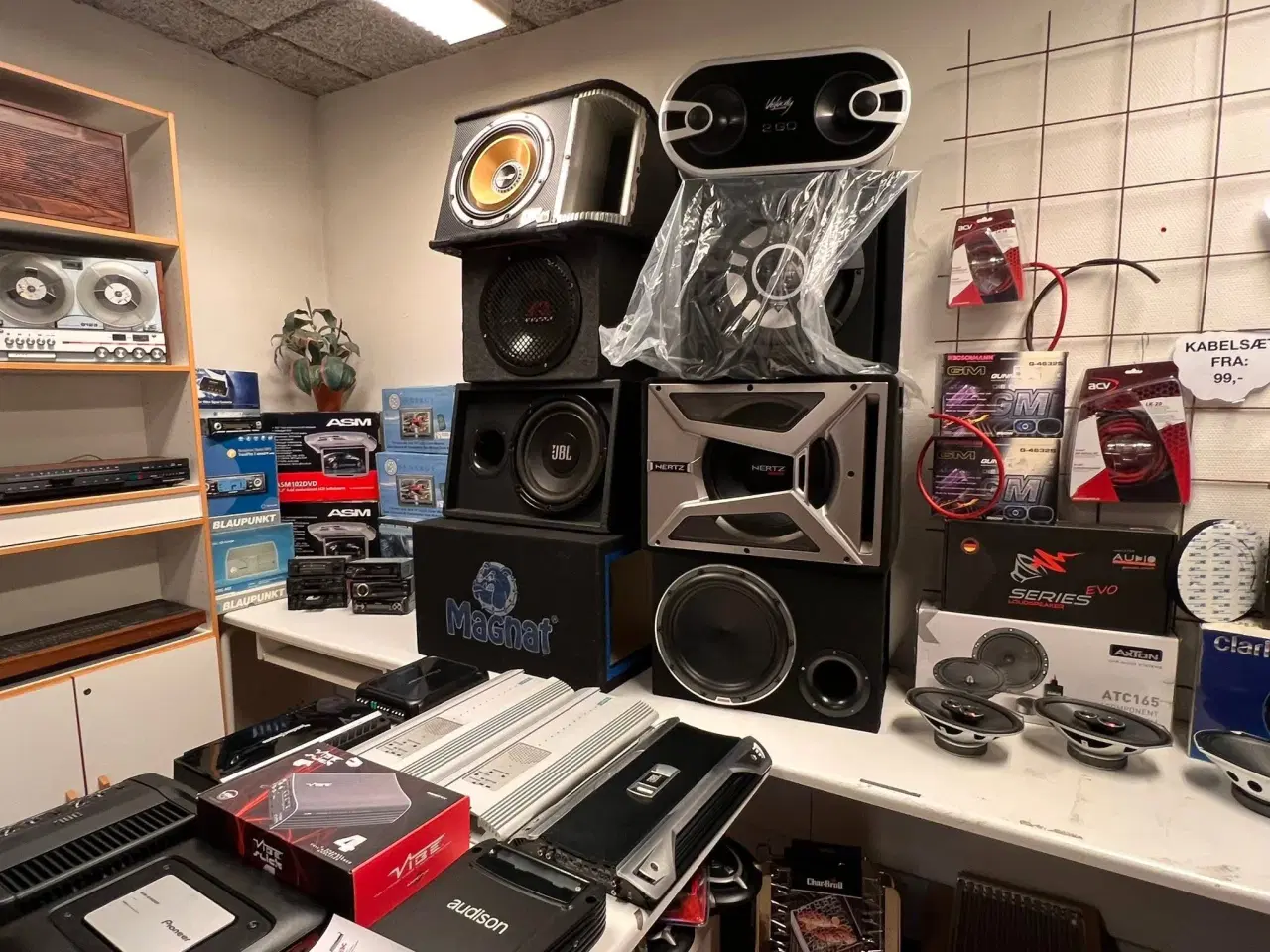 Billede 1 - Bilstereo i top og priser i bund 