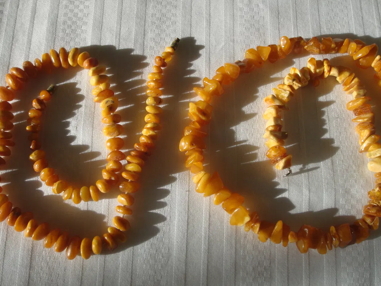 Billede 1 - 2 lyse rav halskæder - sender gerne