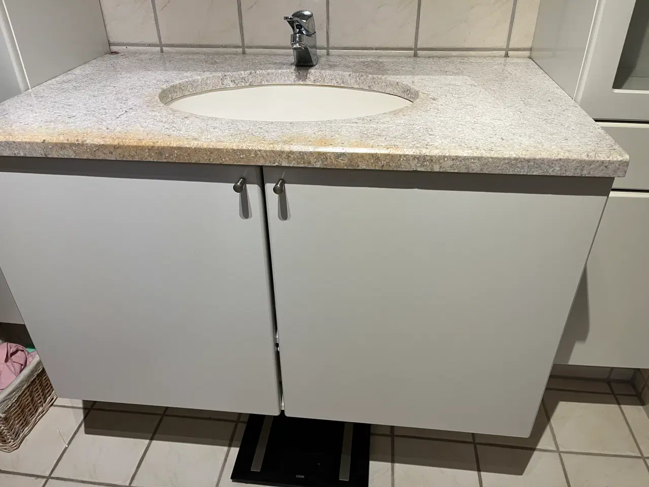 Billede 1 - Badeværelsesskabe gives væk