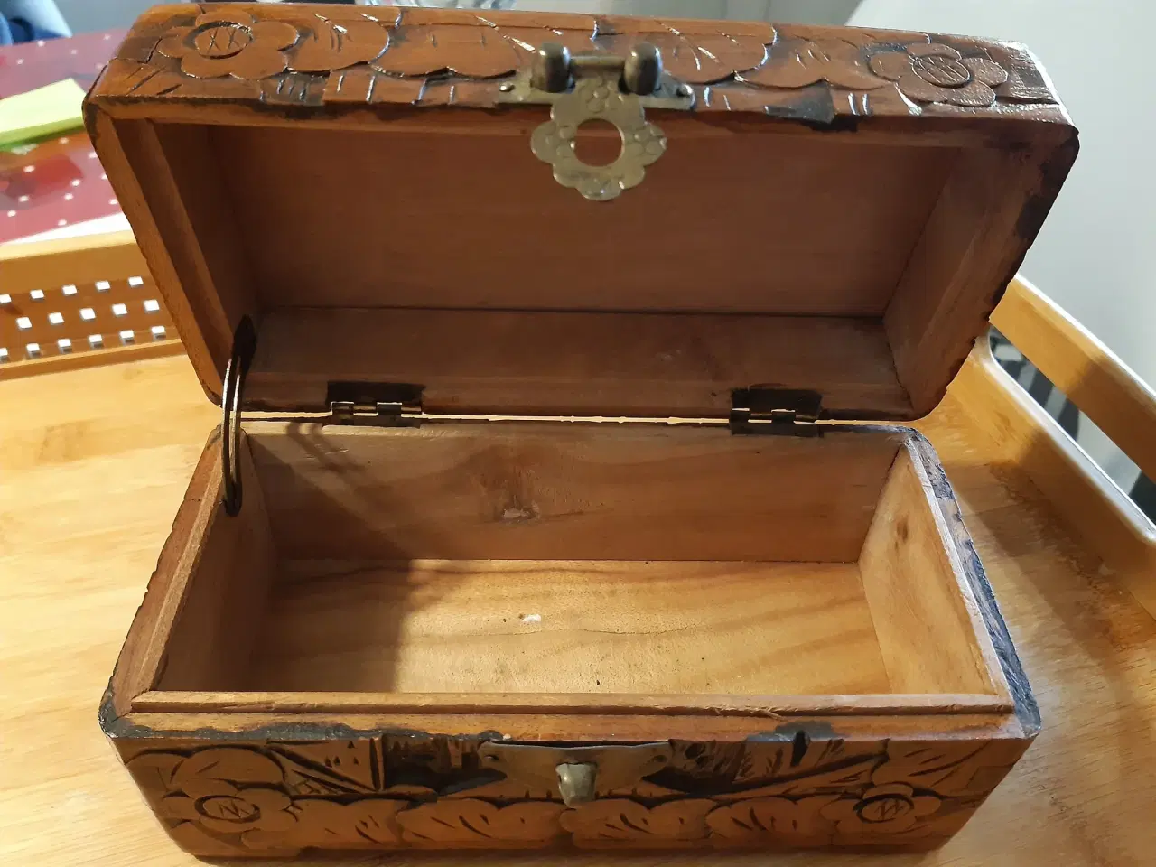 Billede 3 - Træ æske med udskæringer