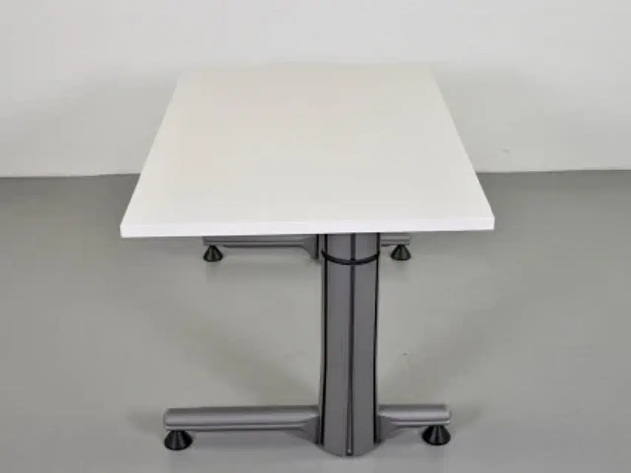 Billede 7 - Hæve-/sænkebord med hvid plade på grå stel