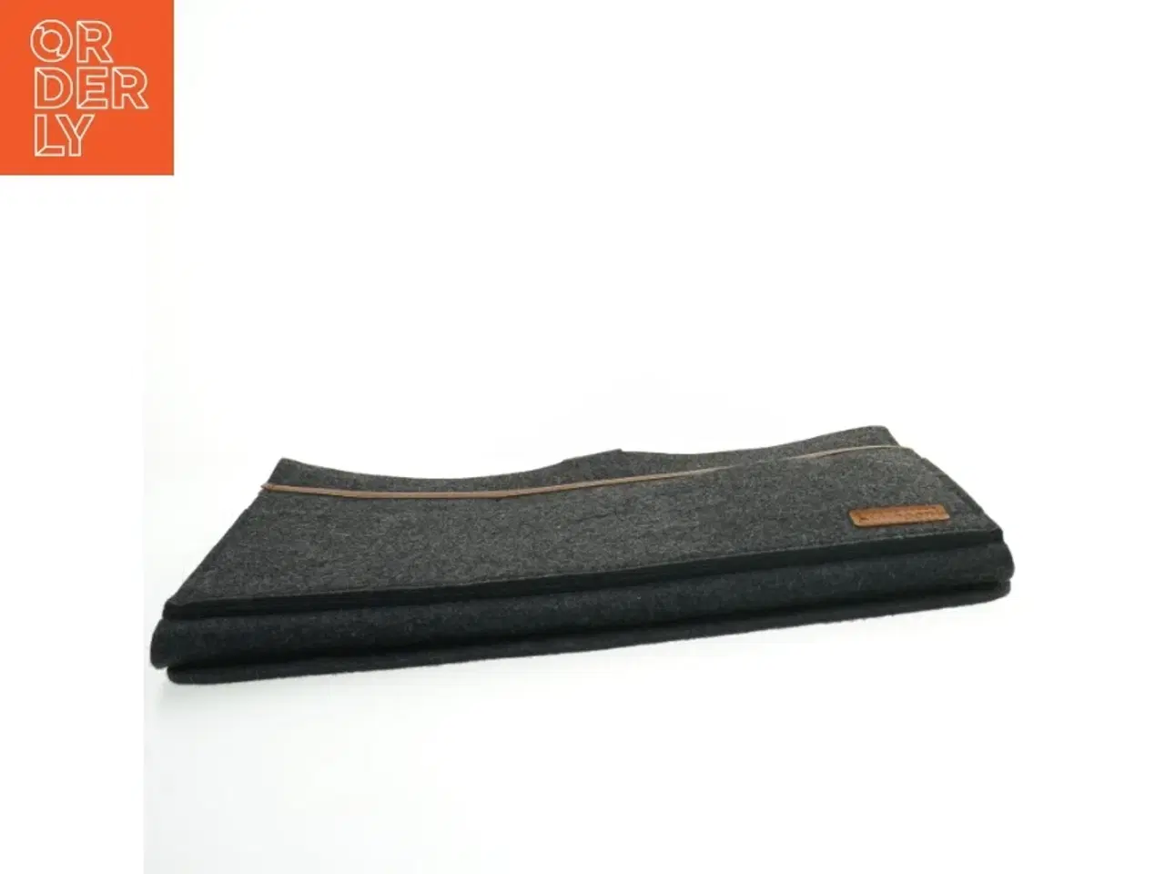 Billede 2 - Grå hængehylde i grå filt (str. 35x27 cm)