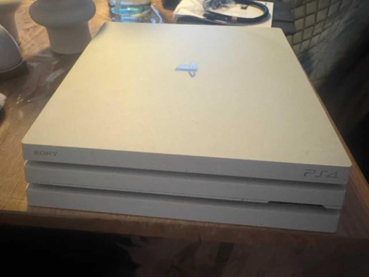 Billede 1 - playstation 4 pro i hvid 