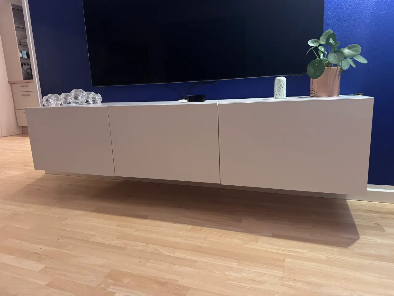 Billede 2 - Tv-bord med låger, hvid