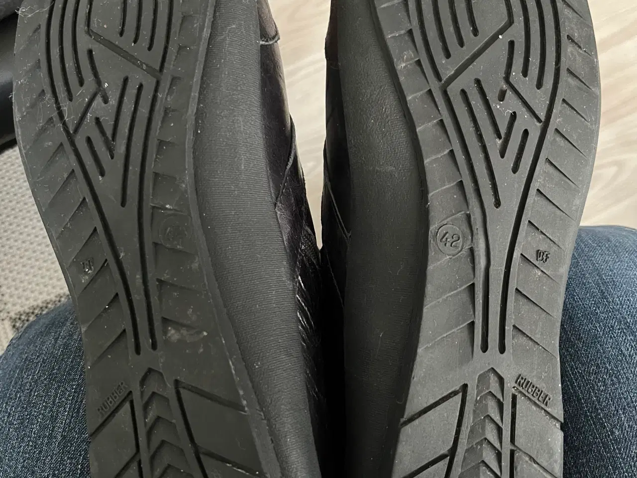 Billede 4 - Flotte sorte lange støvler str. 42