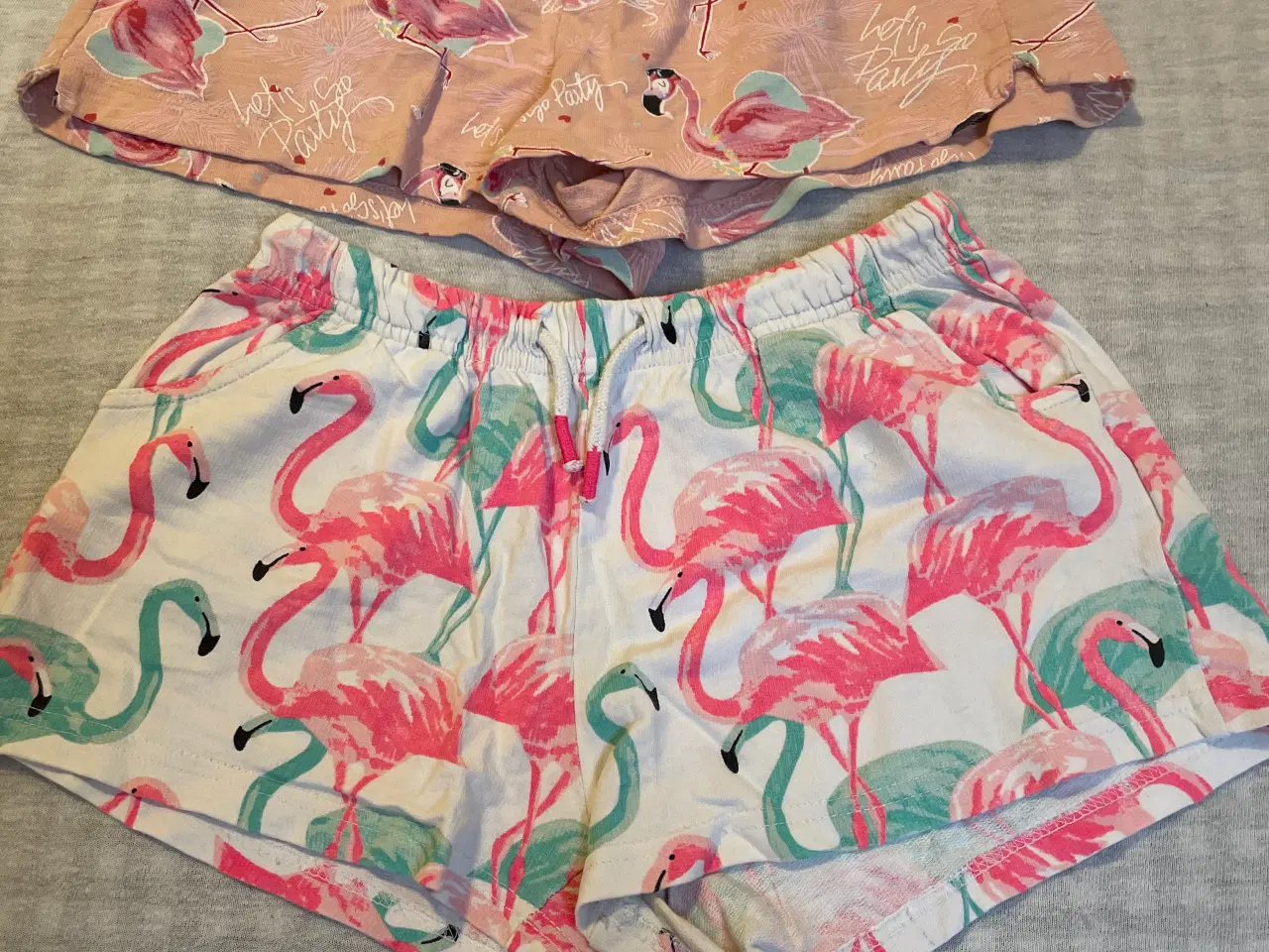 Billede 1 - To shorts med flamingoer på