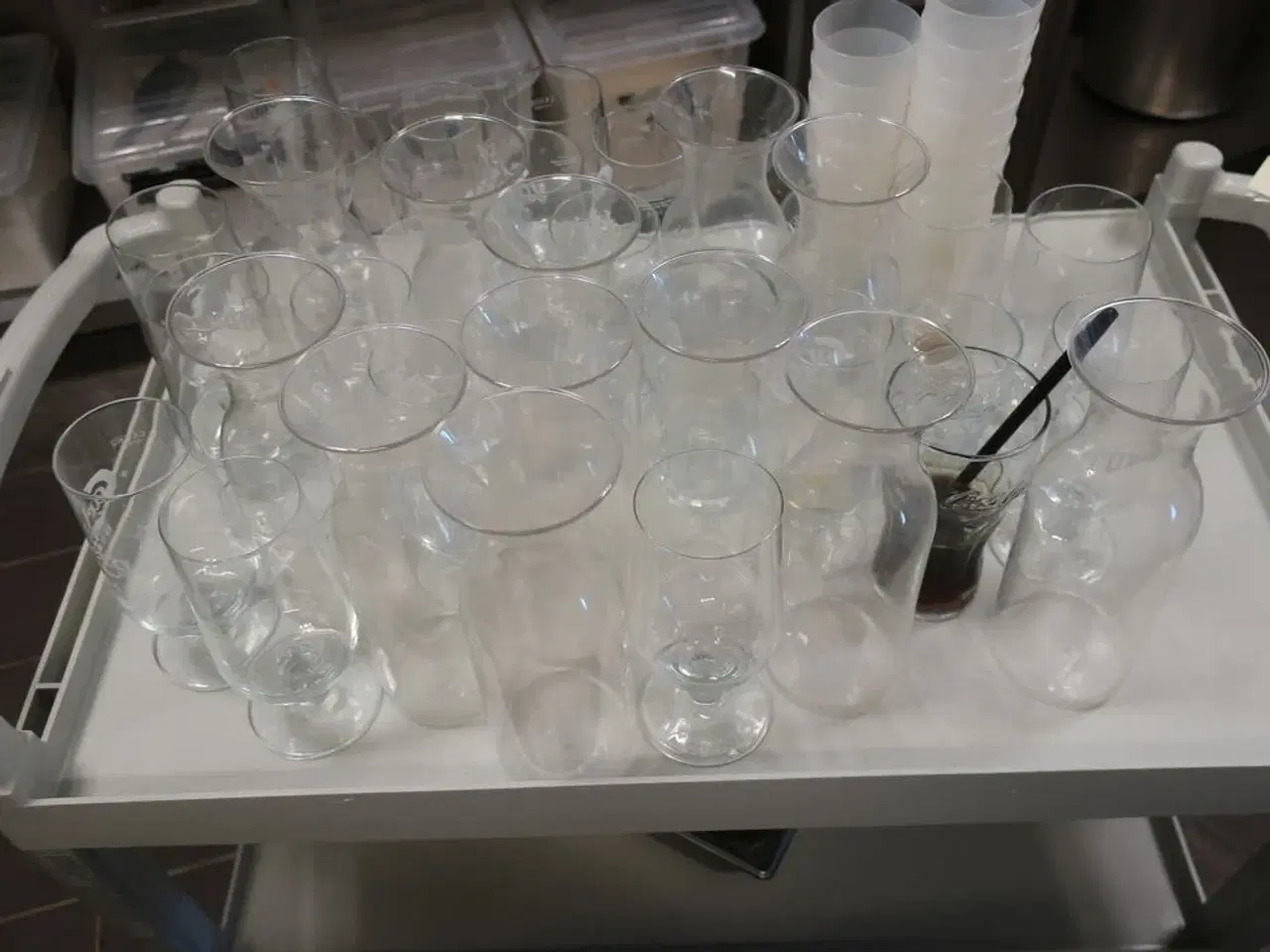 Billede 3 - To rulleborde med indhold