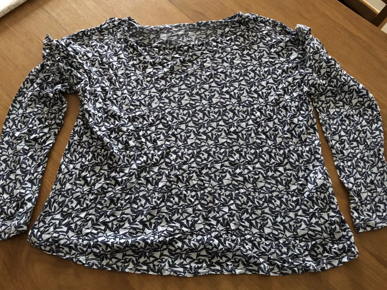Billede 1 - BLUSE - hvid m/blad-print
