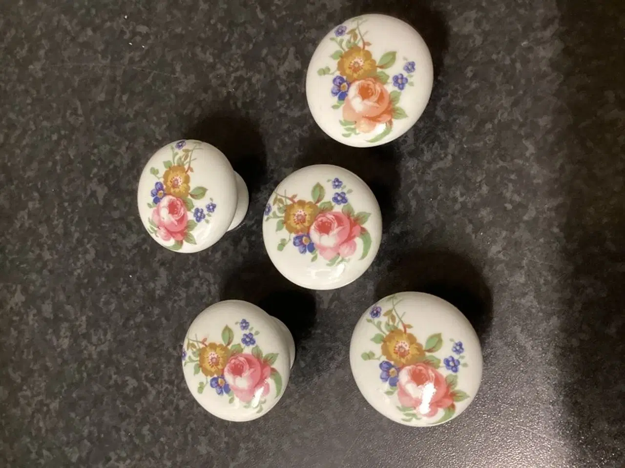 Billede 1 - 25 Porcelænsgreb, med blomsterbuket