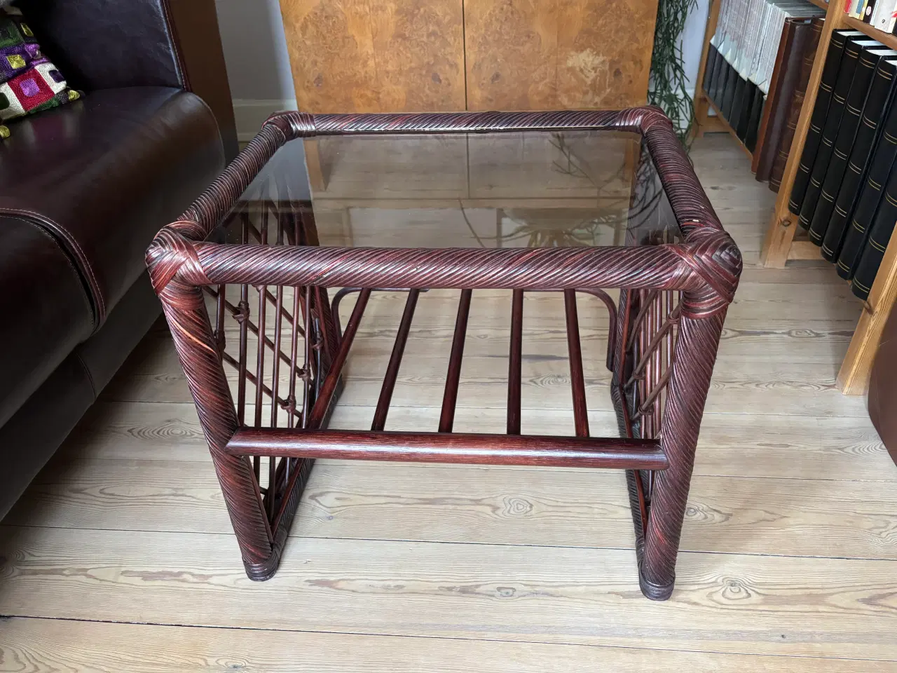 Billede 1 - Flot sengebord i mørk ratan med glasplade