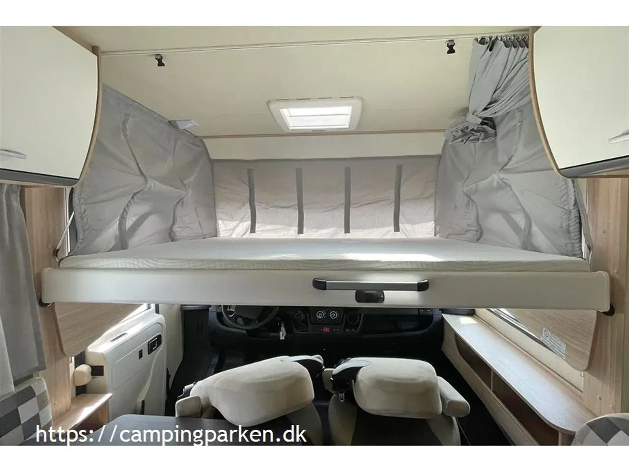 Billede 14 - 2019 - SunLight I 69 L   Velholdt og rummelig autocamper med queens bed, markise, solceller og cykelholder