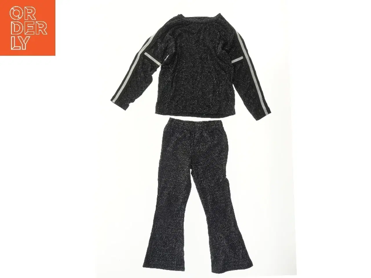 Billede 1 - Klassisk sort trøje og bukser sæt fra Kids Up (str. 116)