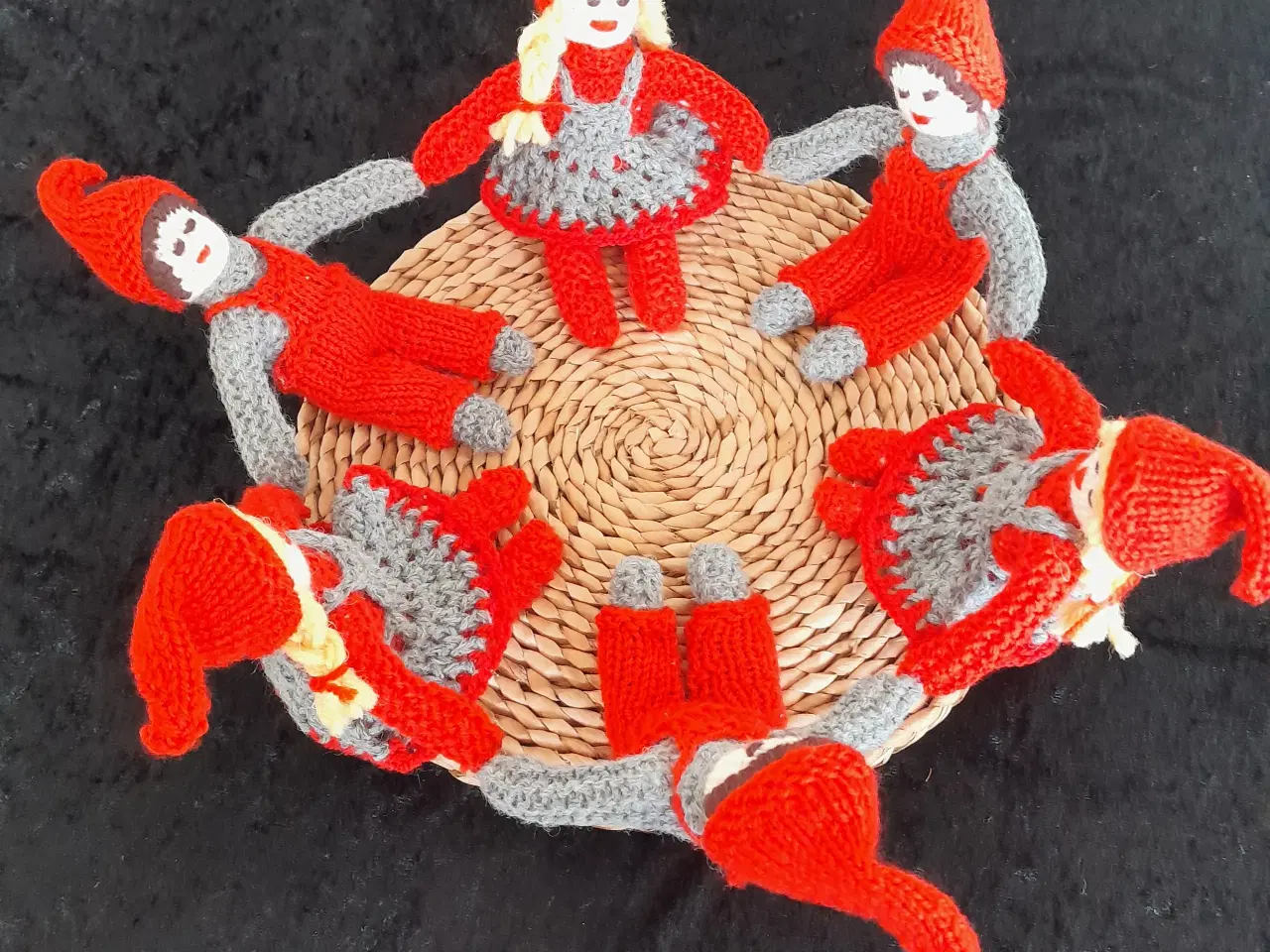 Billede 5 - Nisser rundt om risengrød