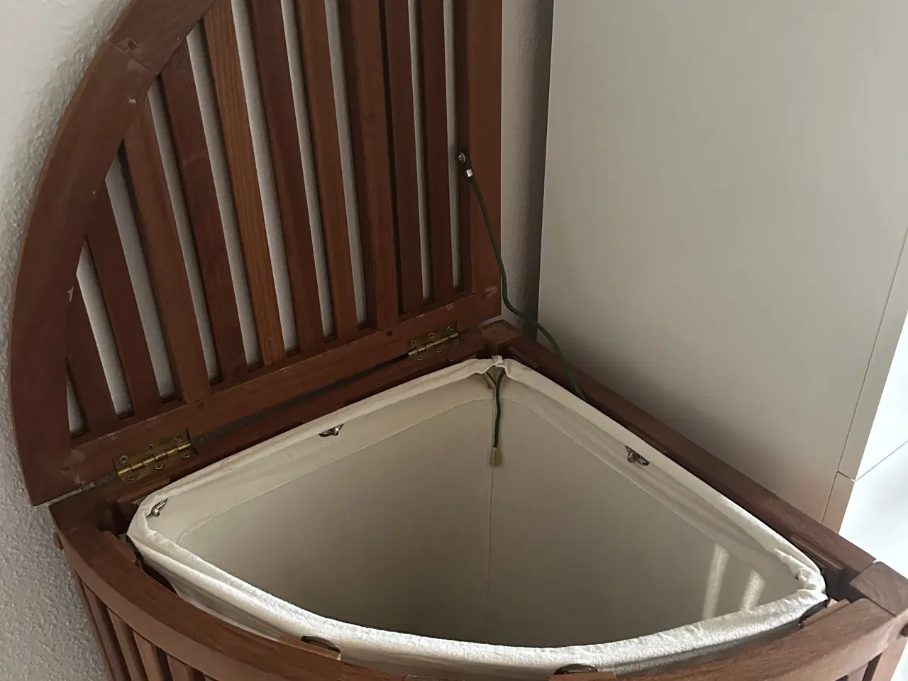 Billede 4 - Vasketøjskurv i massiv træ