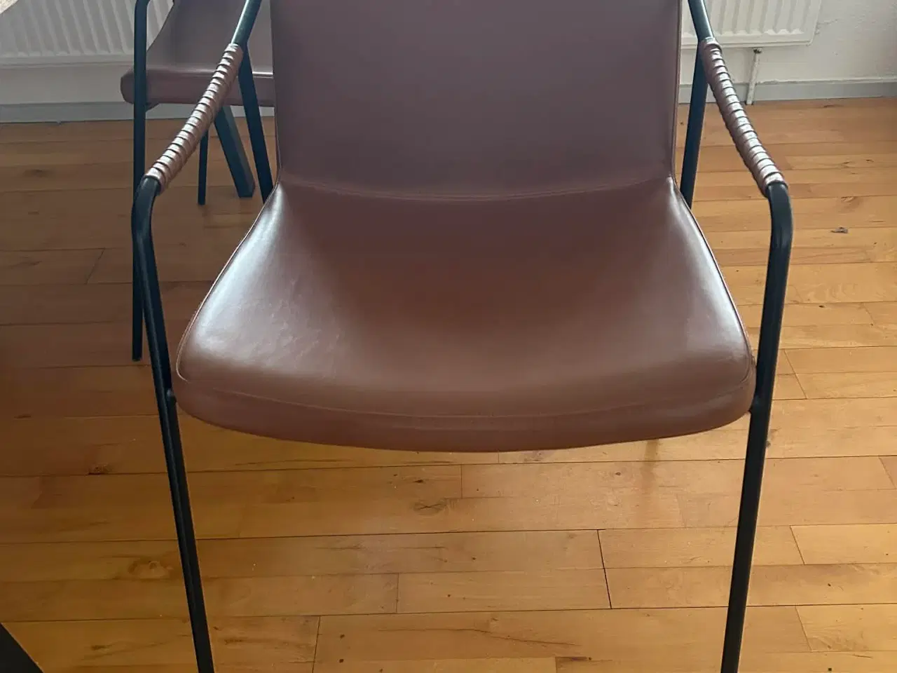 Billede 3 - Plankebord med 4 læderstole