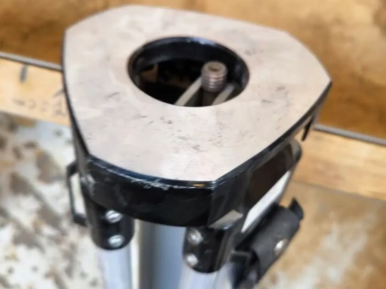 Billede 1 - Stativ til nivelleringsapparat