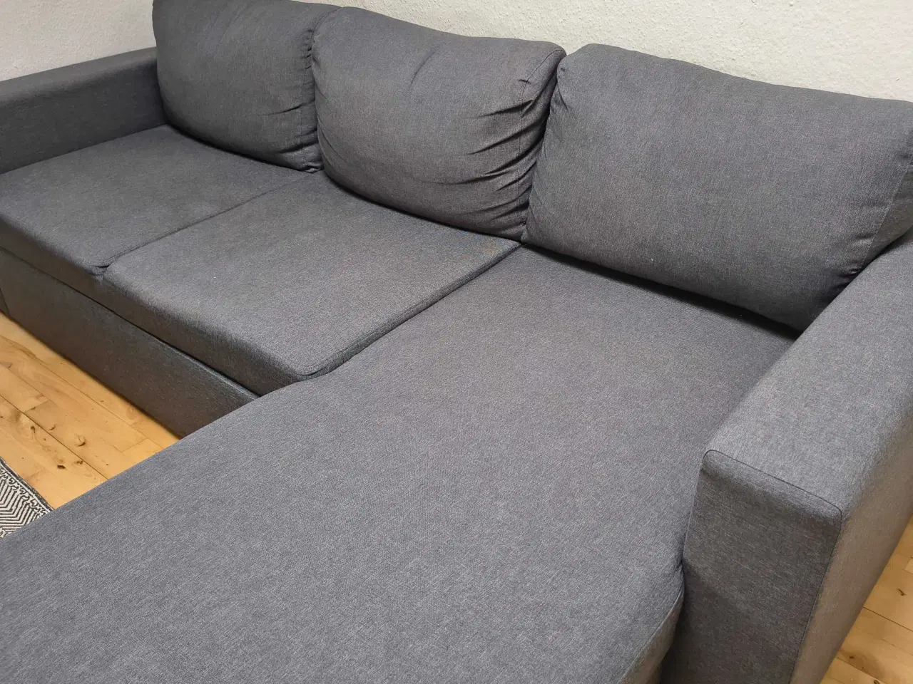 Billede 1 - Grå chaiselong sofa med opbevaring. 