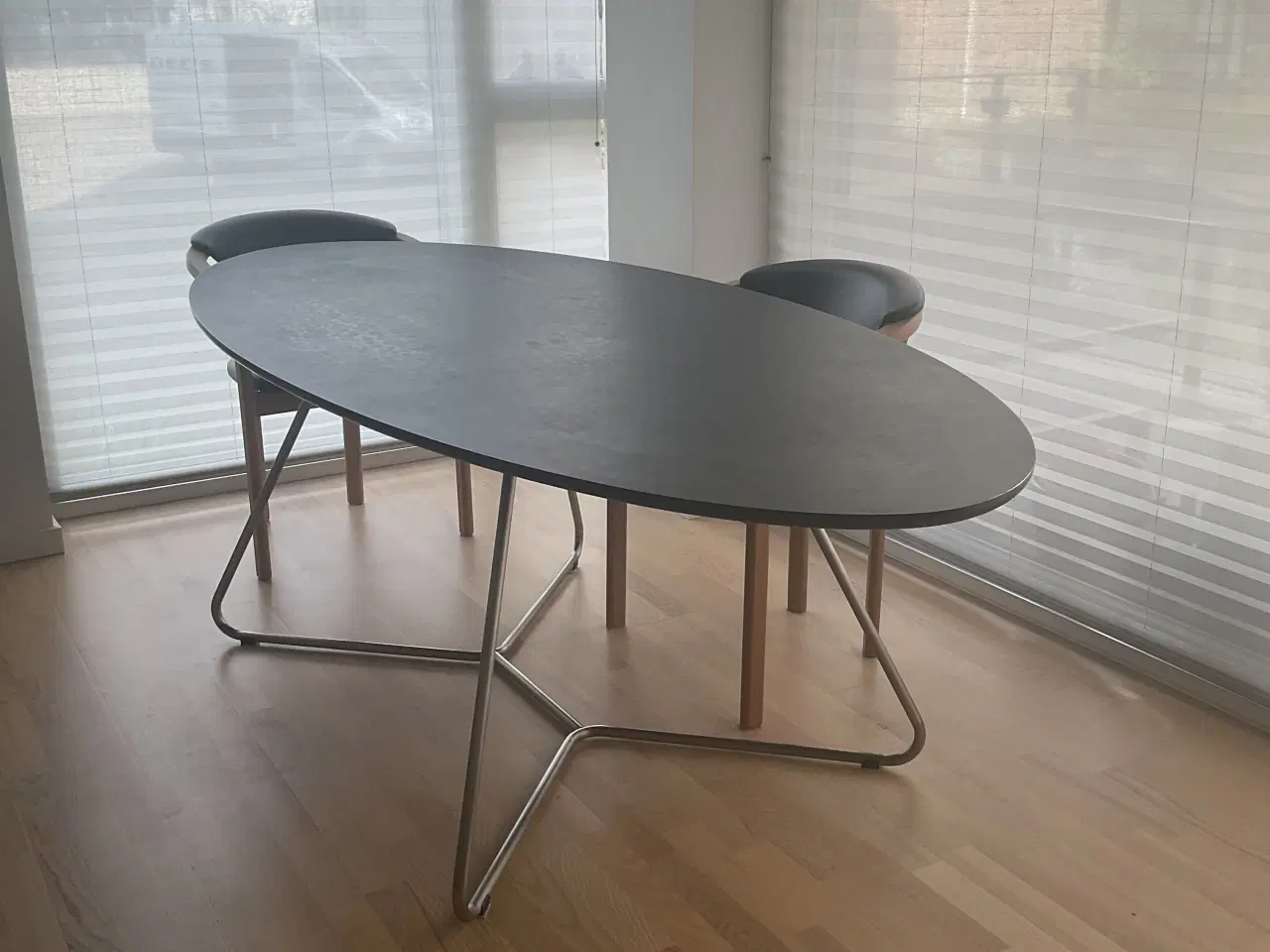 Billede 2 - Peter Boy Design ovalt spisebord i sort laminat