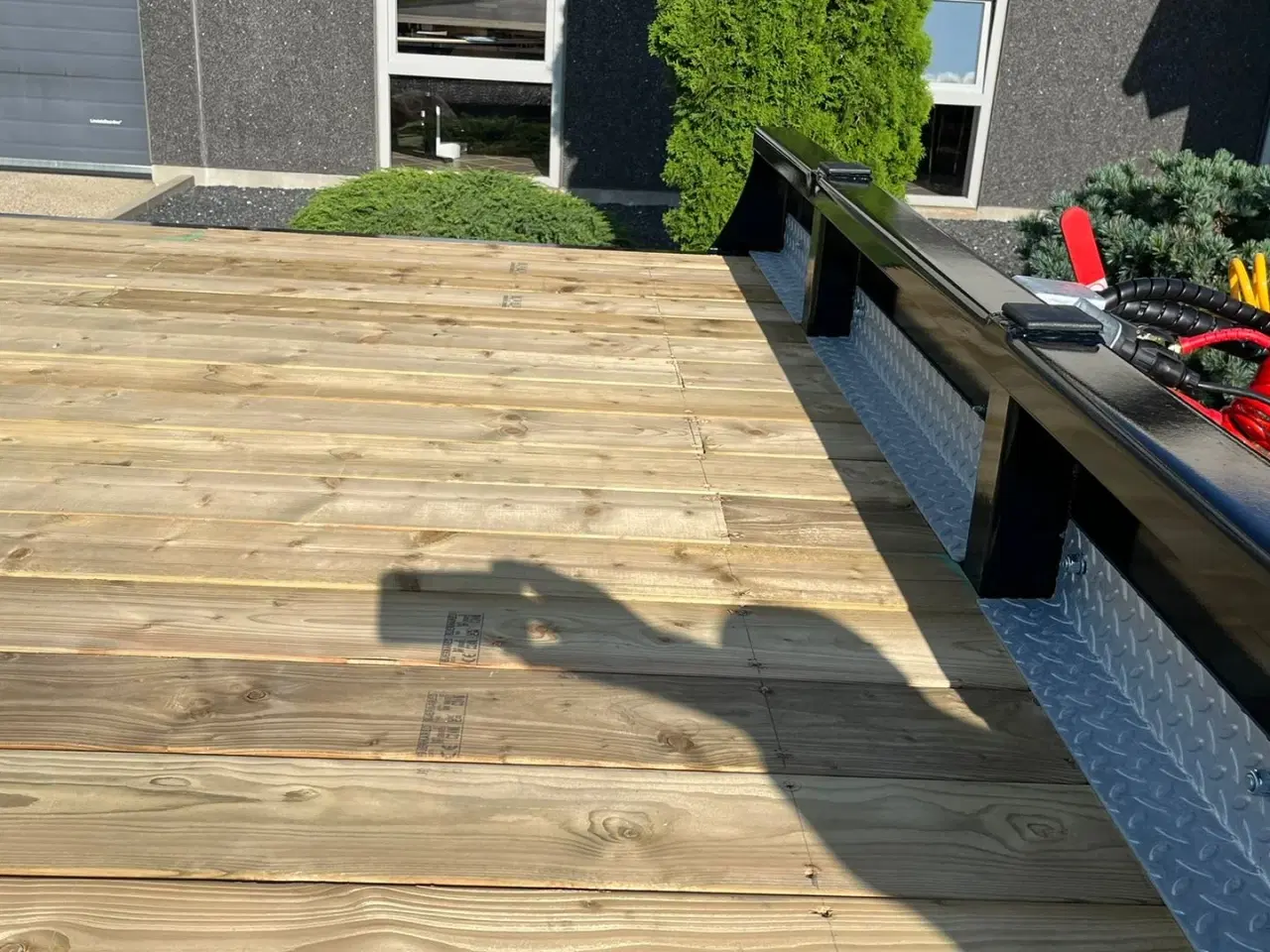 Billede 21 - Tyrone 33TLL LANG MODEL med kombi bremser, både luft og hydrauliske bremser. Affjedret træk og affjedret aksler. Med hydrauliske ramper og værktøjskasse