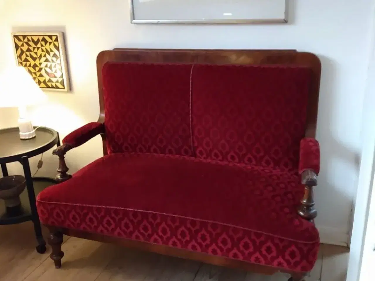 Billede 1 - Velholdt rød sofa