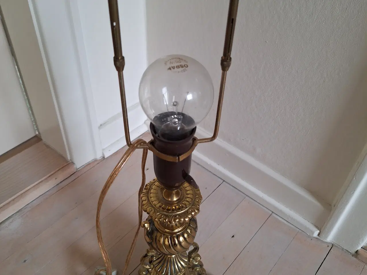 Billede 3 - Ældre bordlampe i messing. Robust og tung.
