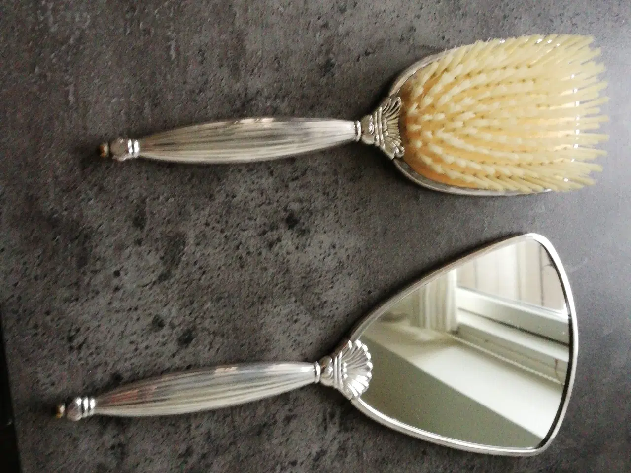 Billede 2 - Spejl, børste og kam, 1 tand er brækket på kammen.