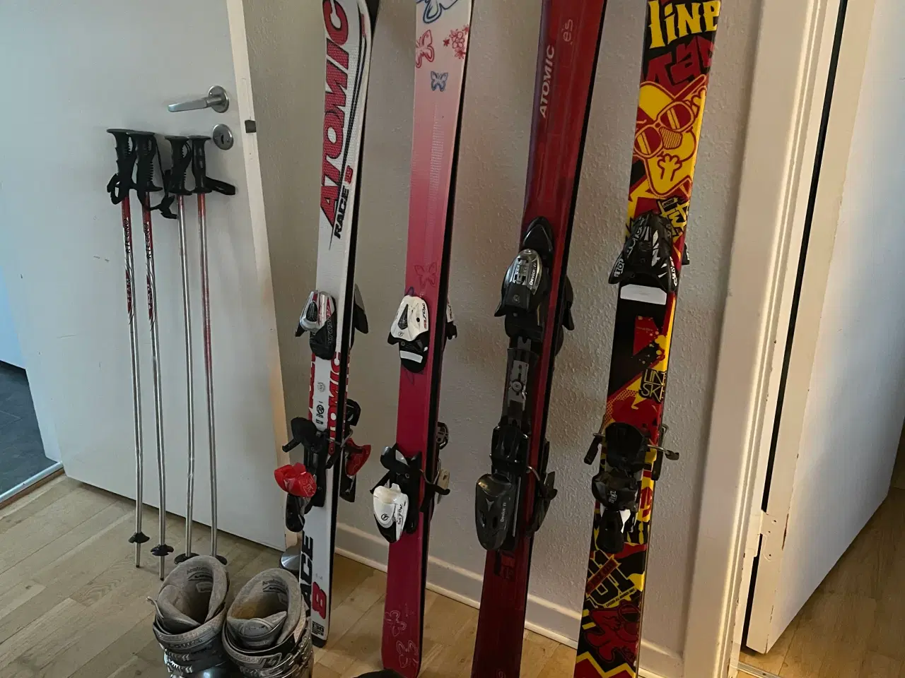 Billede 1 - Ski, skistøvler, stave, hjelme. 