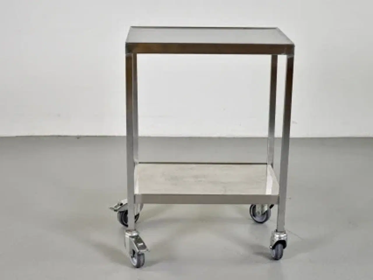 Billede 1 - Rullebord i stål med to hylder - 60,5 cm.