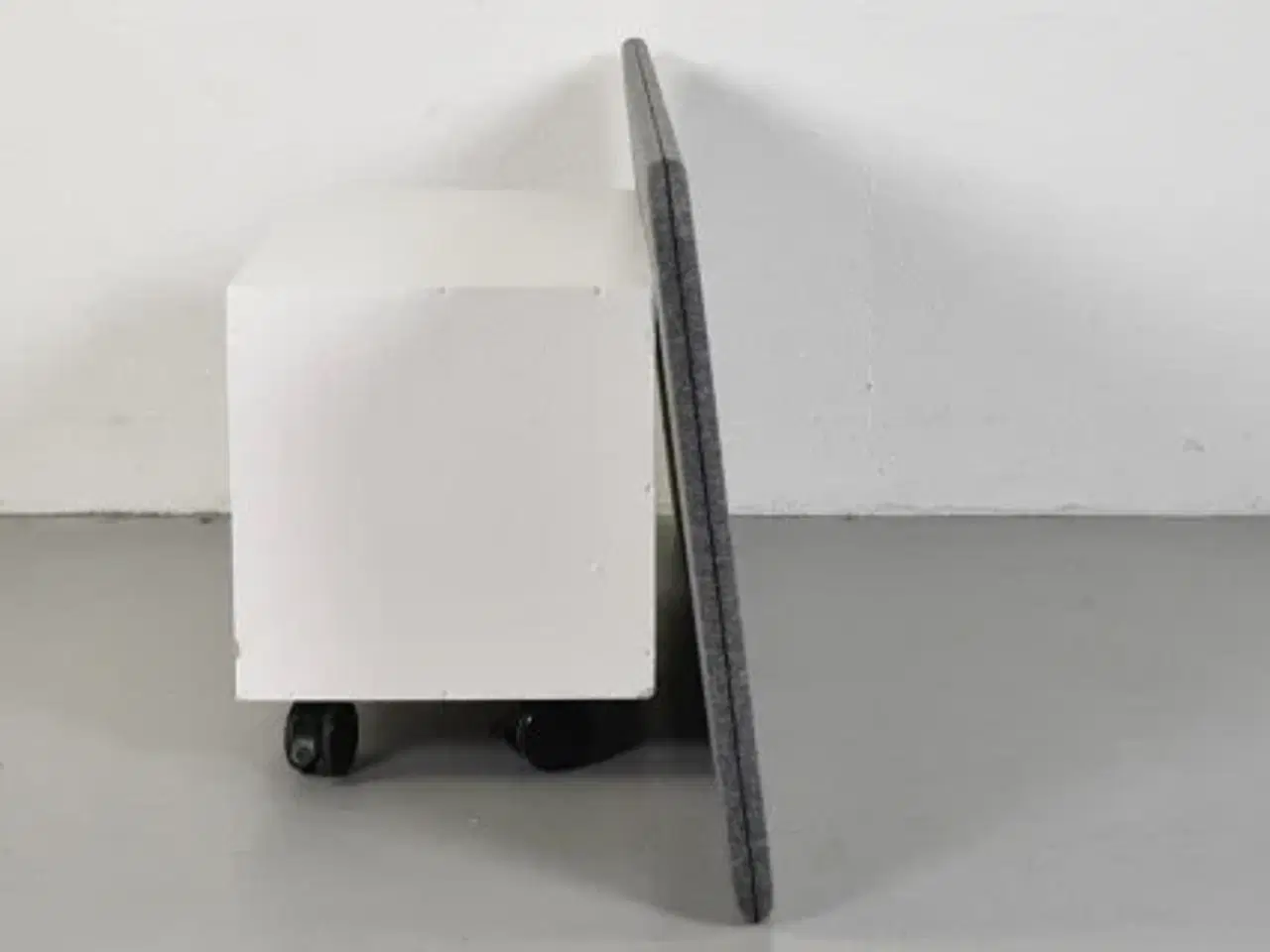 Billede 4 - Abstracta softline 30 bordskærm i grå 160x65x3 cm., med beslag