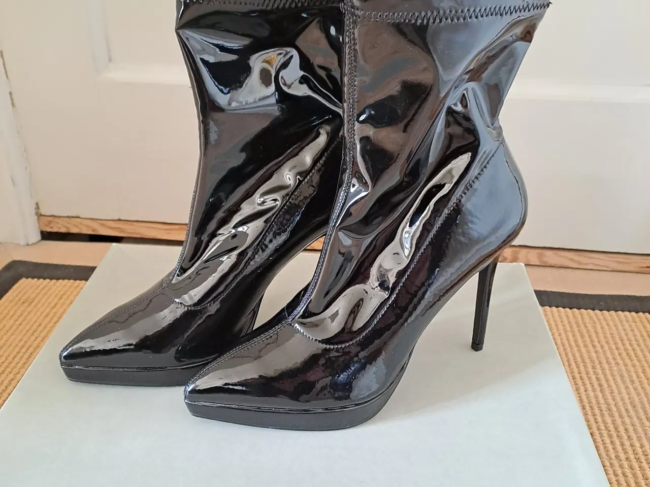 Billede 9 - Nye spejlblanke sorte lak støvler.