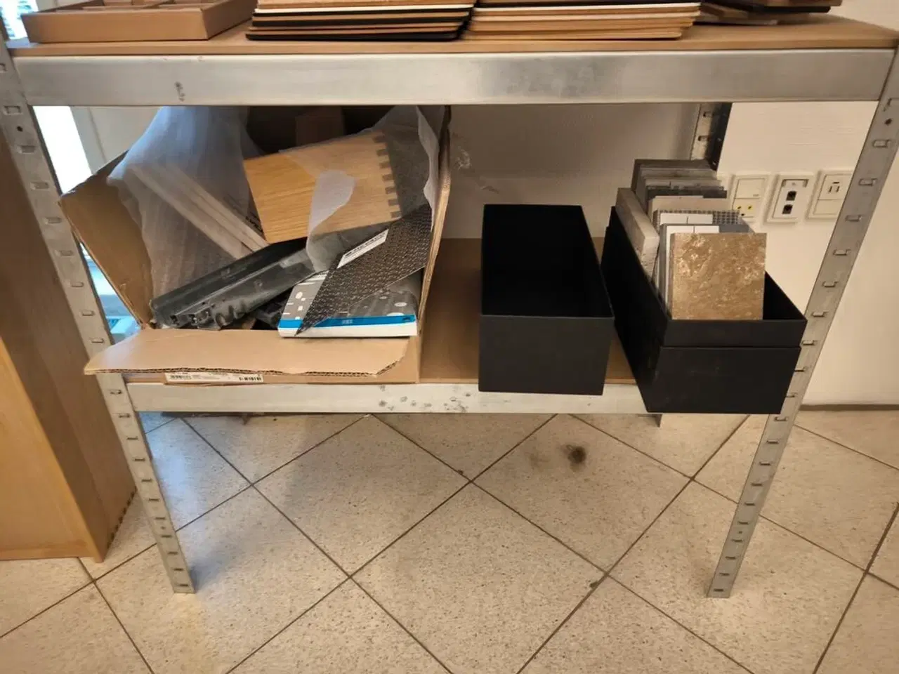 Billede 14 - Reol med indhold af vareprøver m.m.