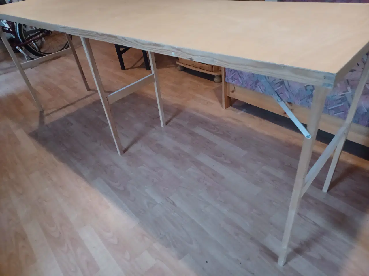 Billede 2 - Tapetserbord. Købt hos flygger.