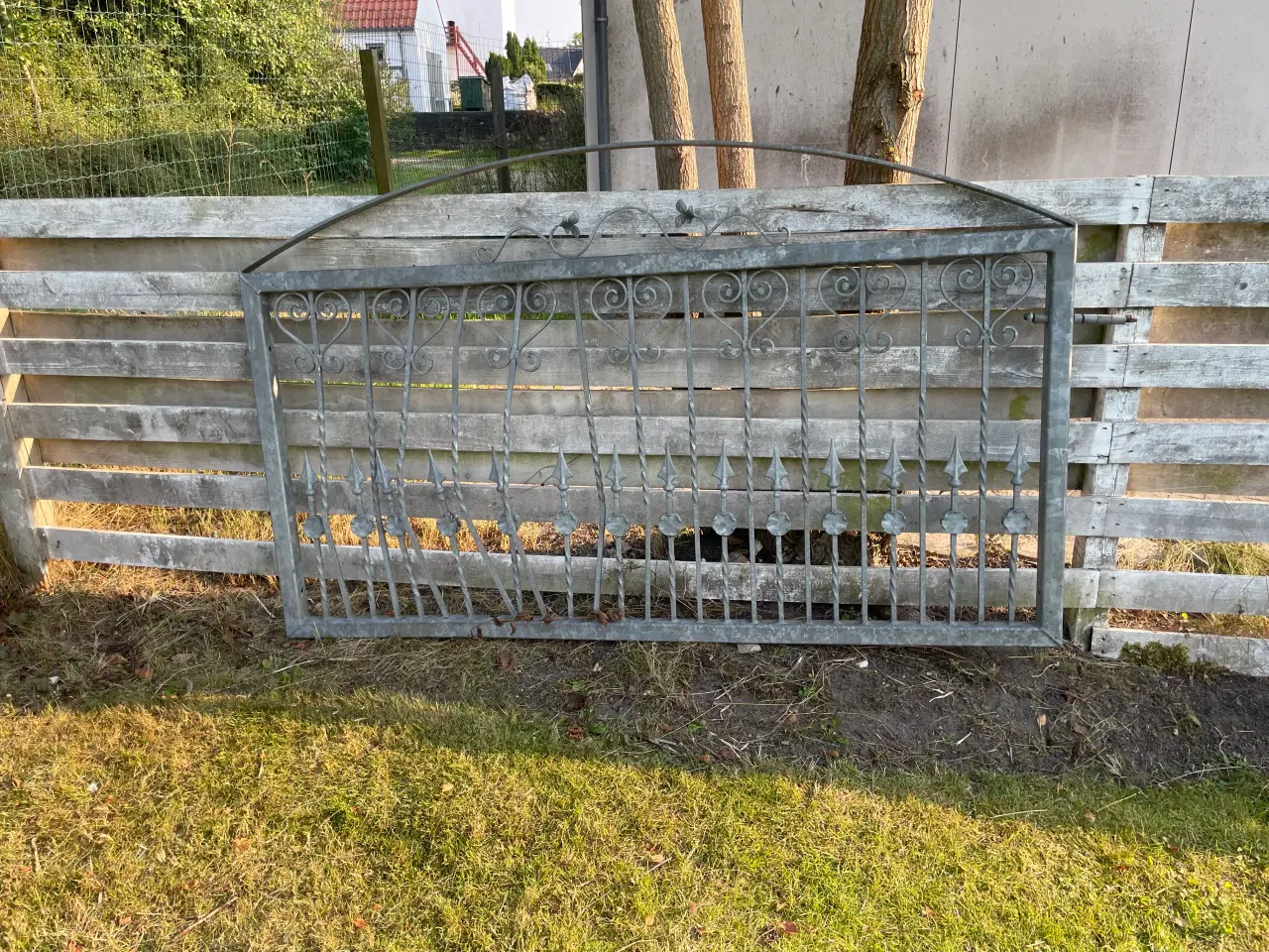 Billede 7 - Havehegn 2 stk inkl stolper i galv. jern. 