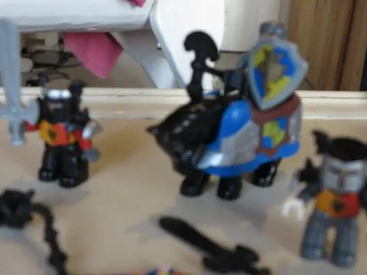 Billede 3 - lego figurer sælges samt fangetårn / castle 