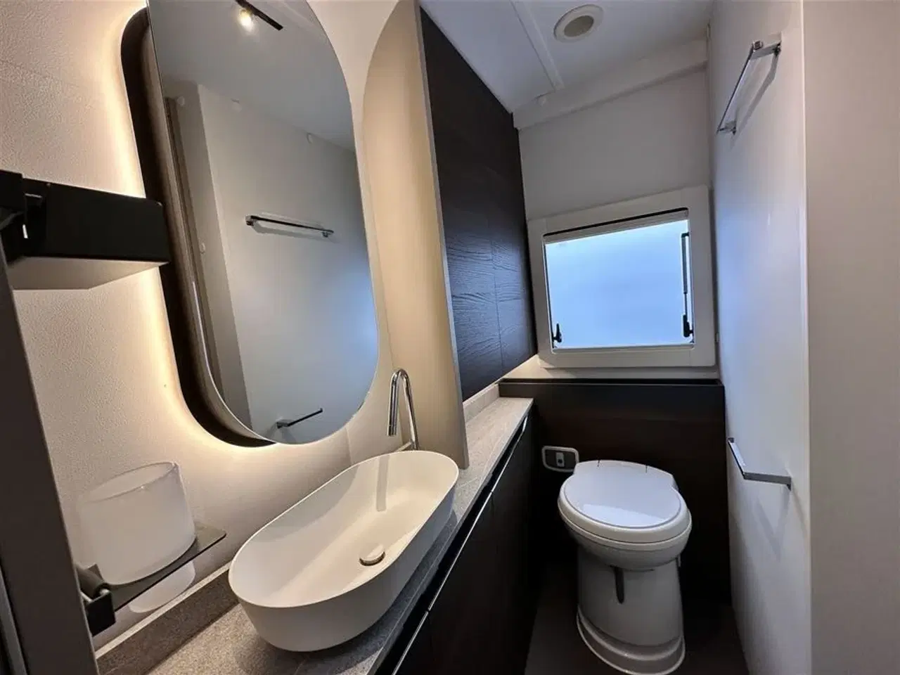 Billede 6 - 2022 - Adria Alpina 613 UT   Luksus vogn med enkelt senge.