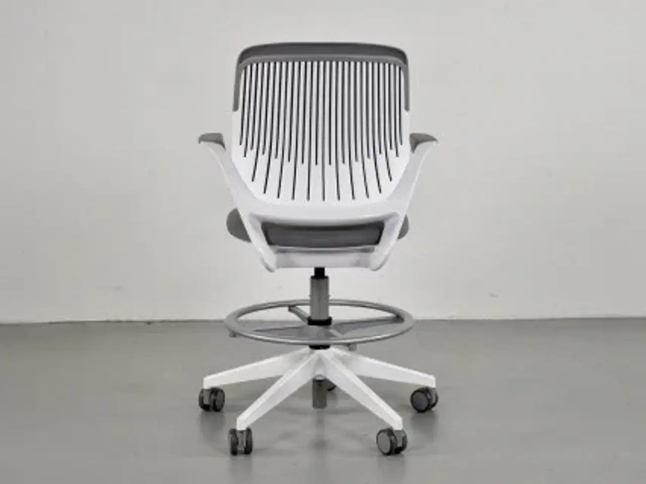 Billede 3 - Steelcase cobi møde-/kontorstol med armlæn, grå polster og hvidt stel, med hjul