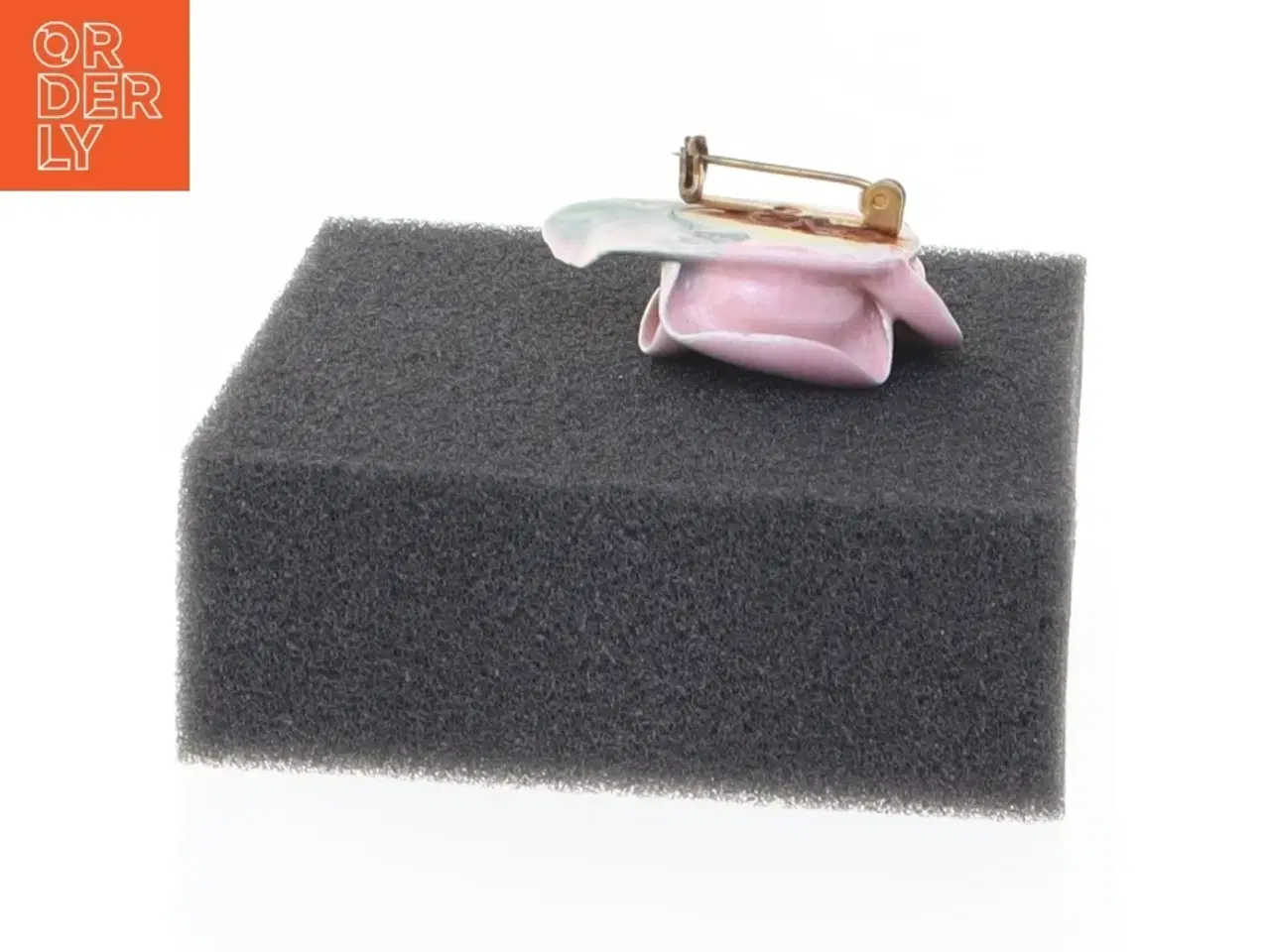 Billede 2 - Porcelænsbroche i form af en rose (str. 3,5 x 3 cm)