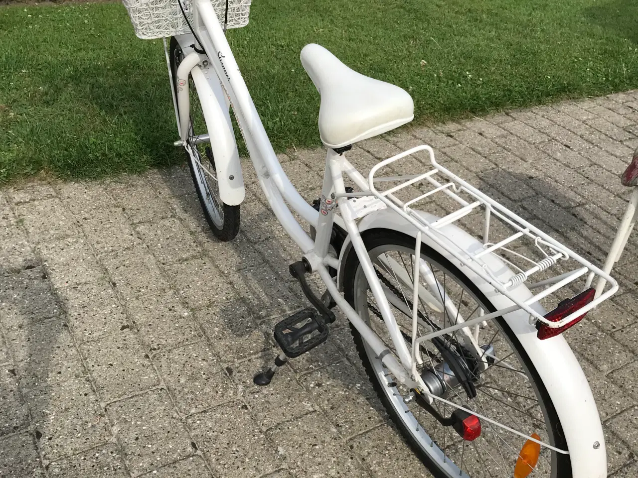 Billede 2 - Pigecykel 24" 3 gear, hvid, perfekt stand
